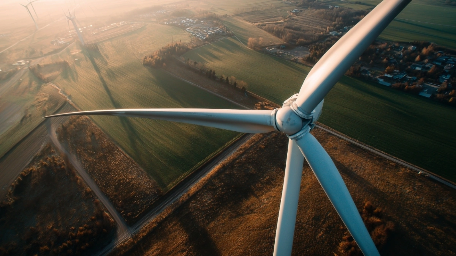 Zmiana/sprzedaż energii z OZE – korzyści dla małych firm